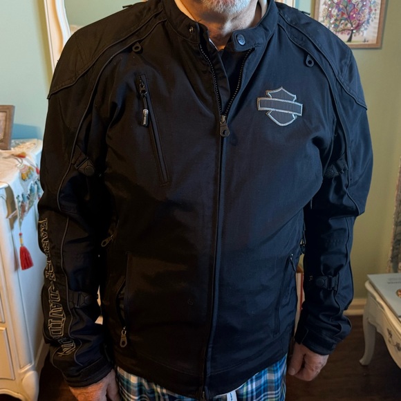 Harley Davidson vented riding jacket with shoulder and elbow armor - Picture 4 of 11